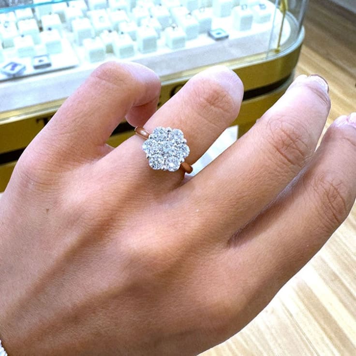 Round diamond in cluster setting