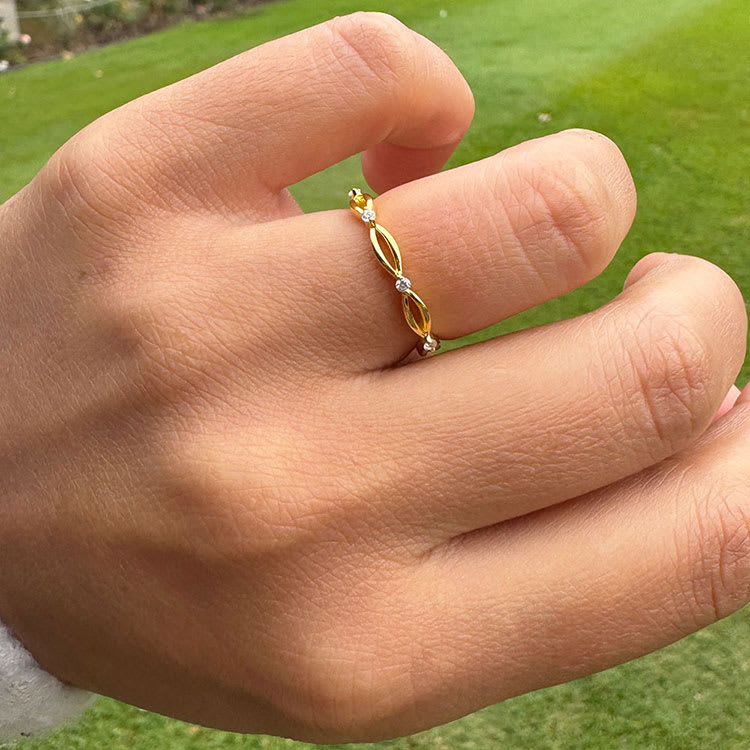 Simple diamond and gold ring