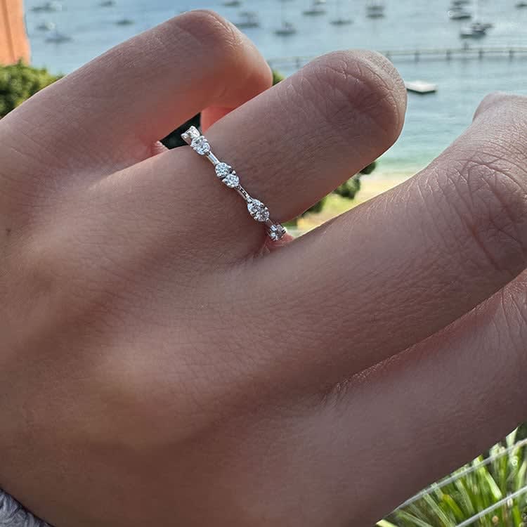 Round diamond on a fine band