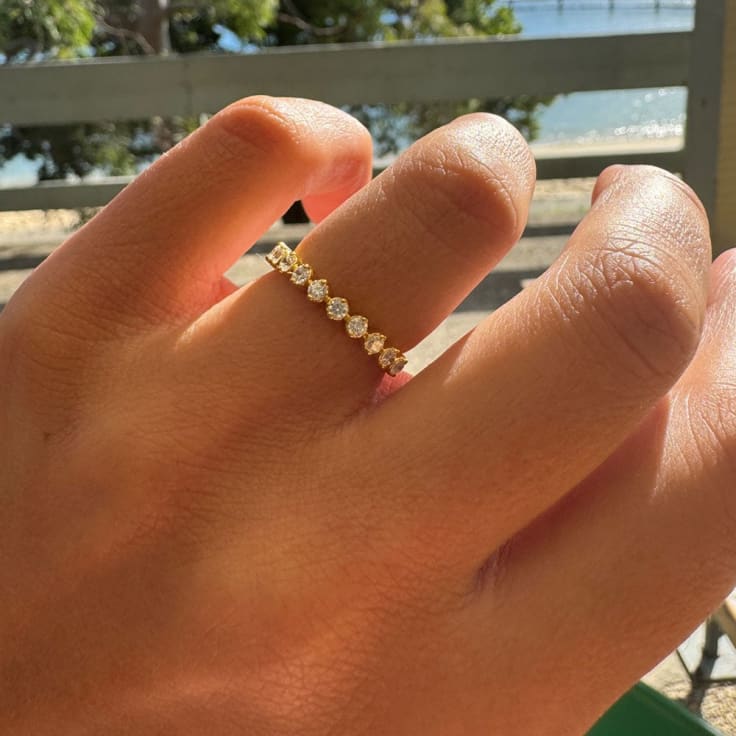 Floating diamond wedding ring
