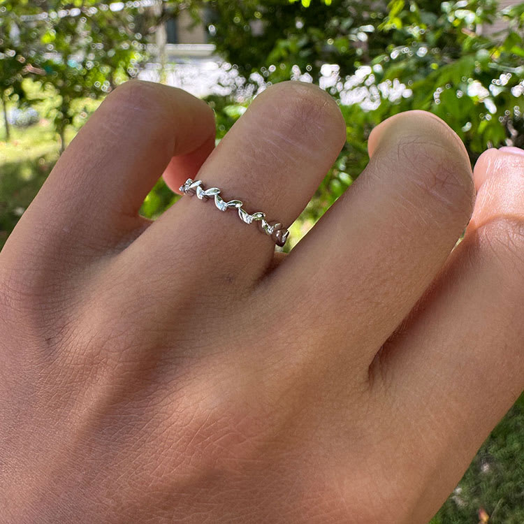 Petal pattern unique gold and diamond band