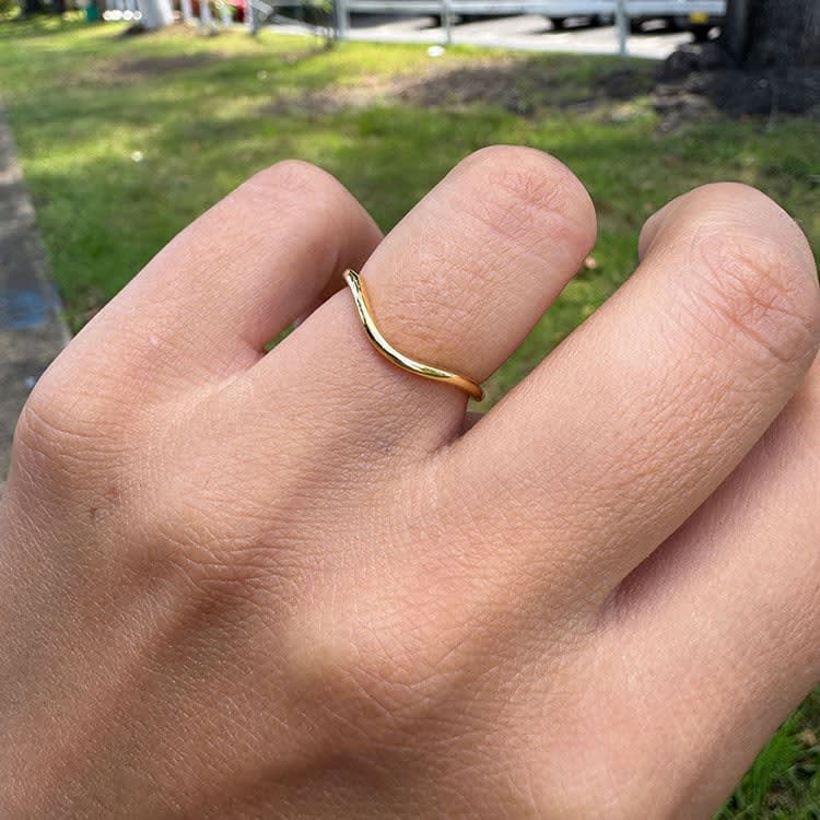 Fine curve ring on a rounded band