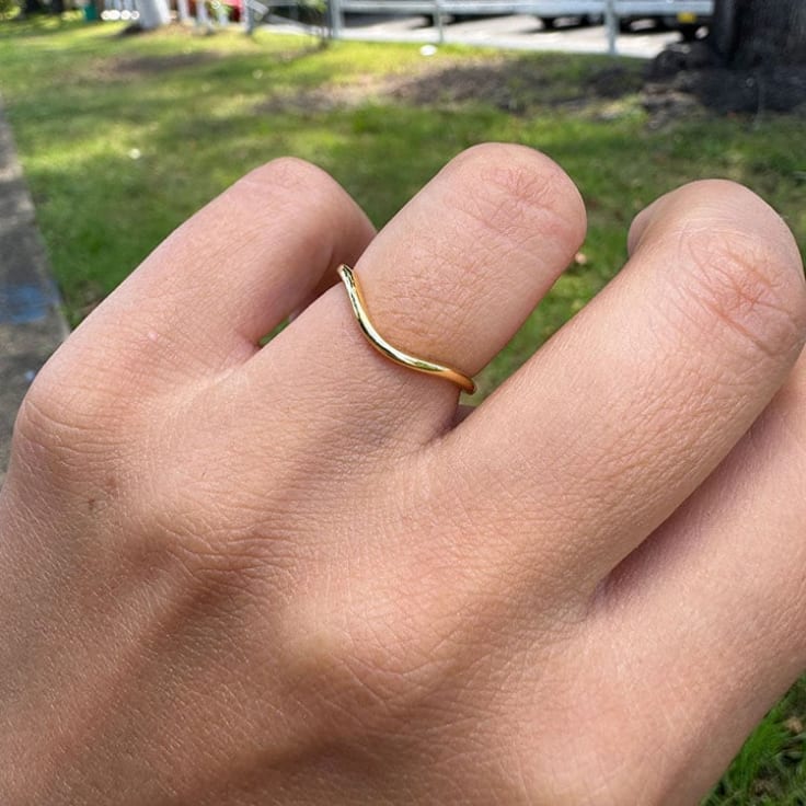 Fine curve ring on a rounded band