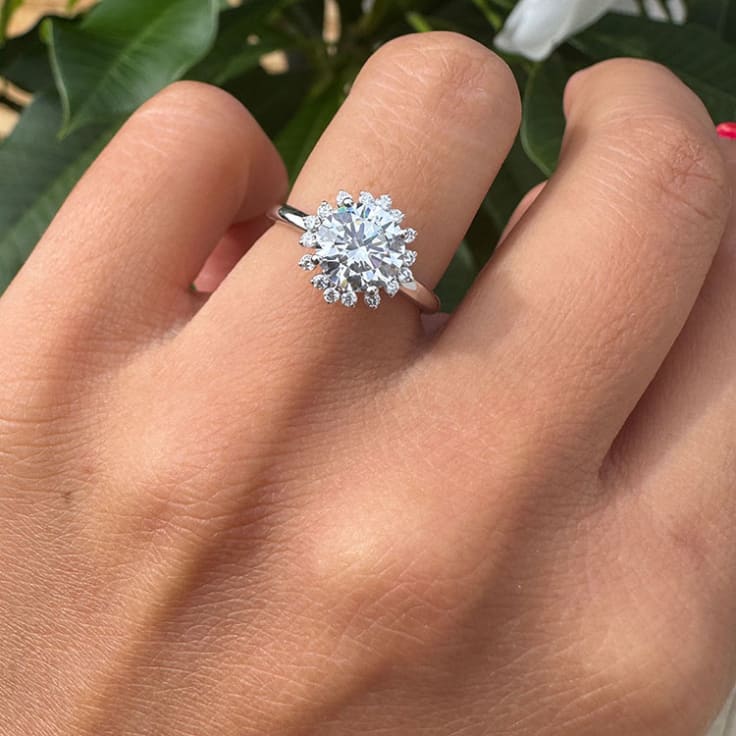 Natural Round diamond with a unique halo