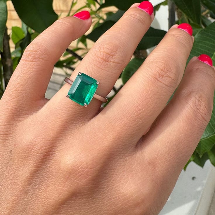 Lab green emerald on plain band