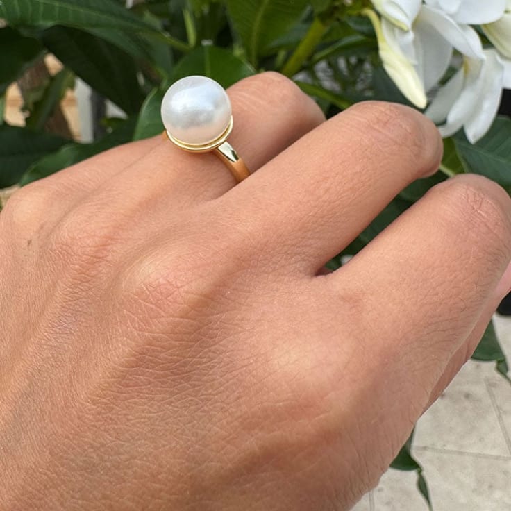 Large pearl on a solid gold band