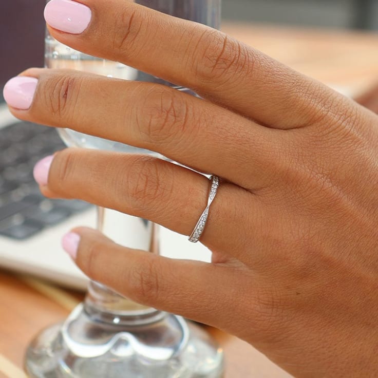 Pointed Ladies Wedding Band
