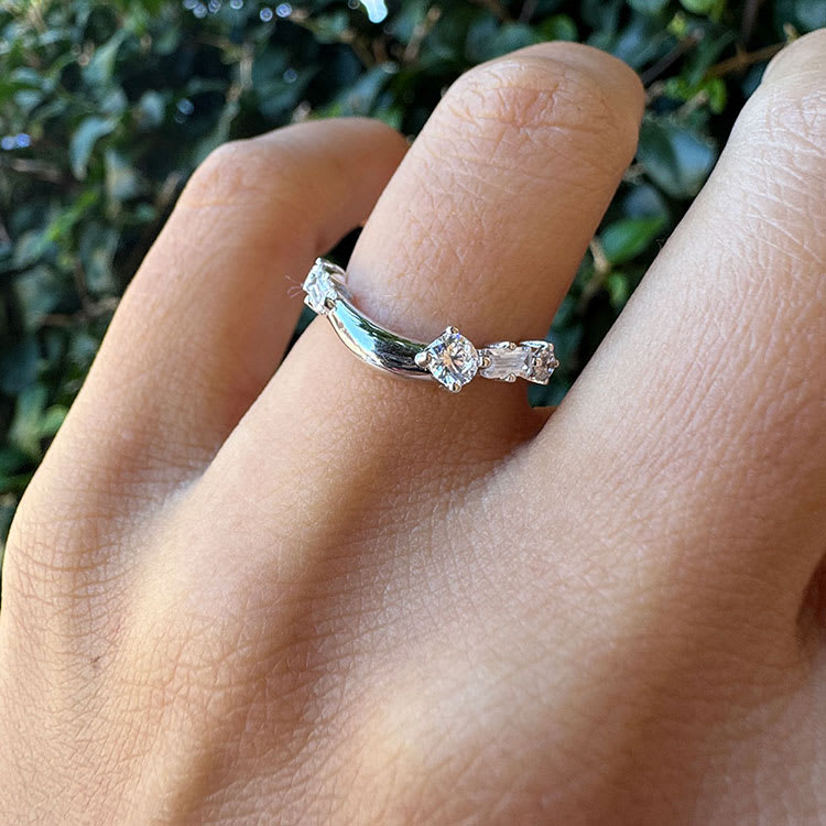 Unique Diamond Curve Ring With Natural Diamonds