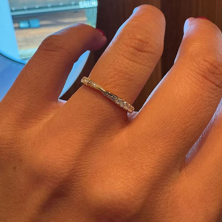 Twisted band with diamonds