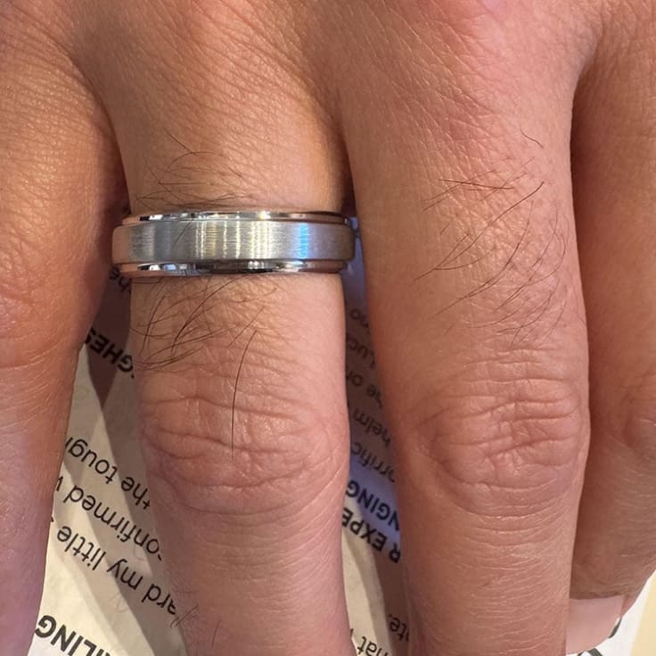 Grooved mens tungsten ring