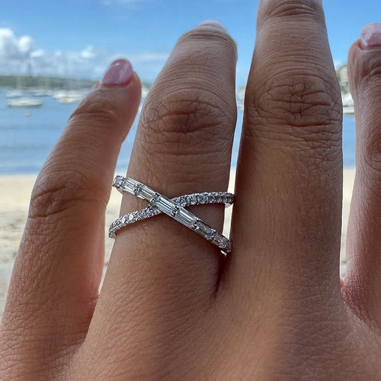 Baguette and round overlap diamond band