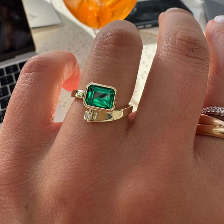 Green emerald on a solid gold band