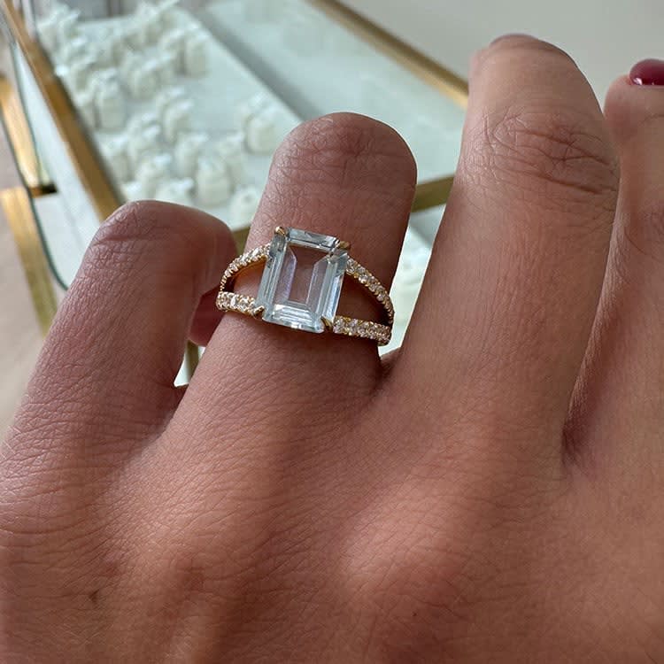 Pale aquamarine on a split band