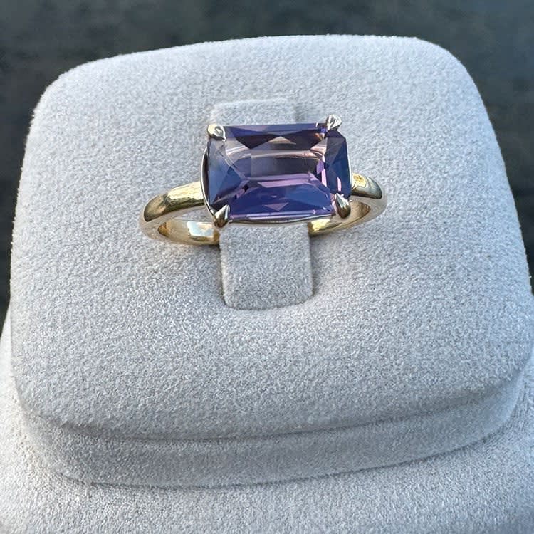 Natural spinel on a gold band