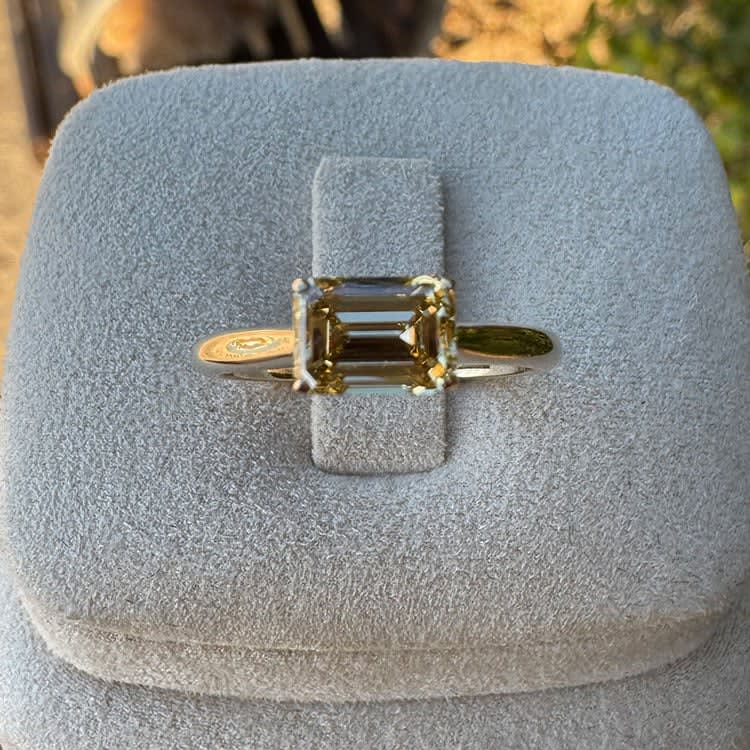 Fancy Intense Brownish yellow ring