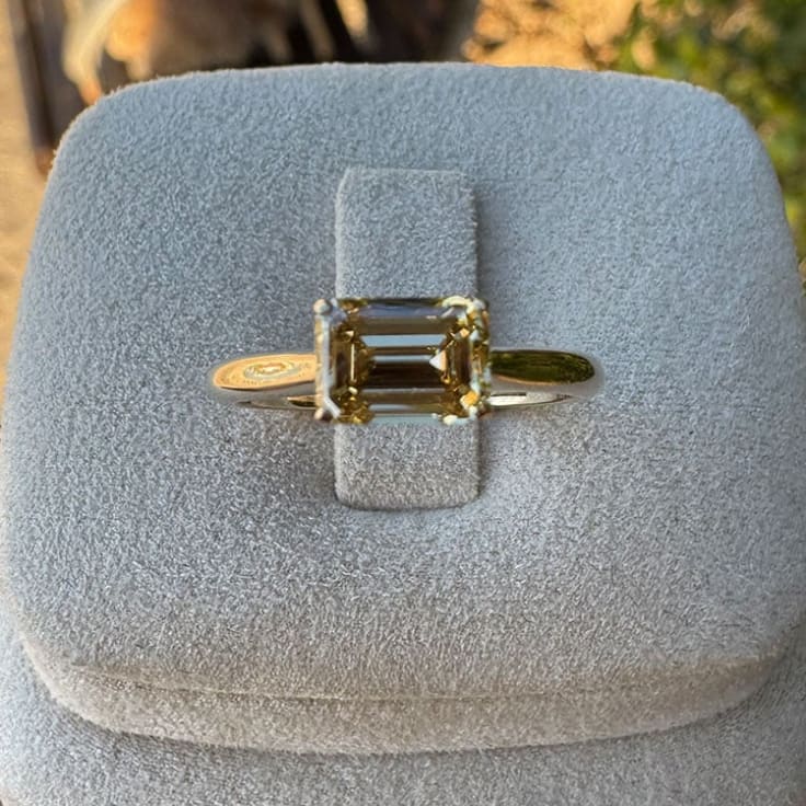 Fancy Intense Brownish yellow ring
