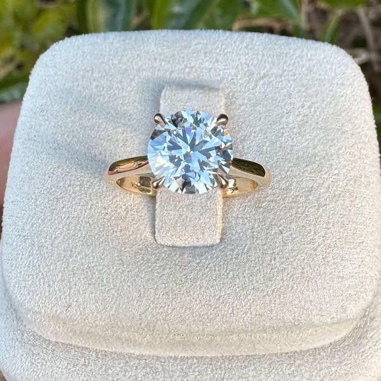 Round diamond with classic hidden halo