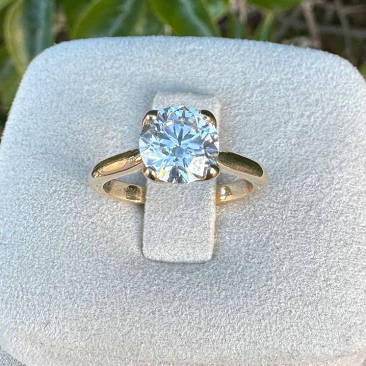 Round diamond with 4prong tulip setting
