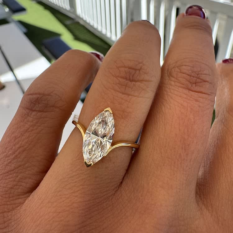 Marquise on a gold band yellow