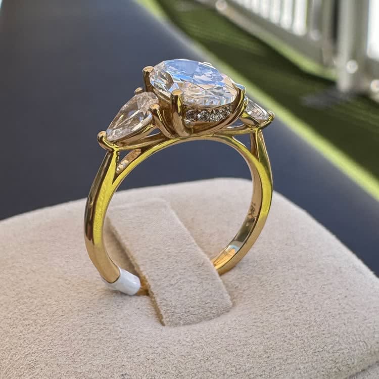 Oval trilogy gold ring