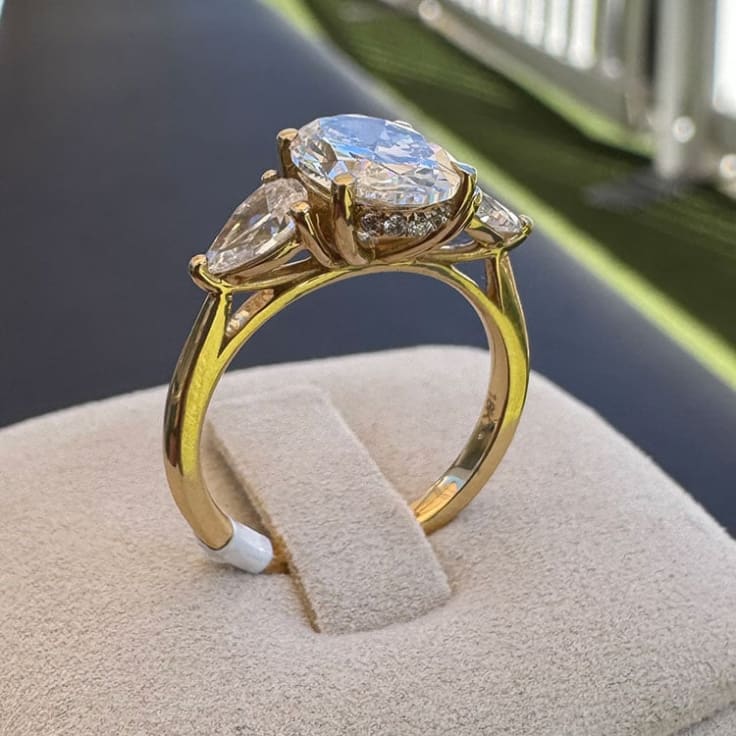 Oval trilogy gold ring