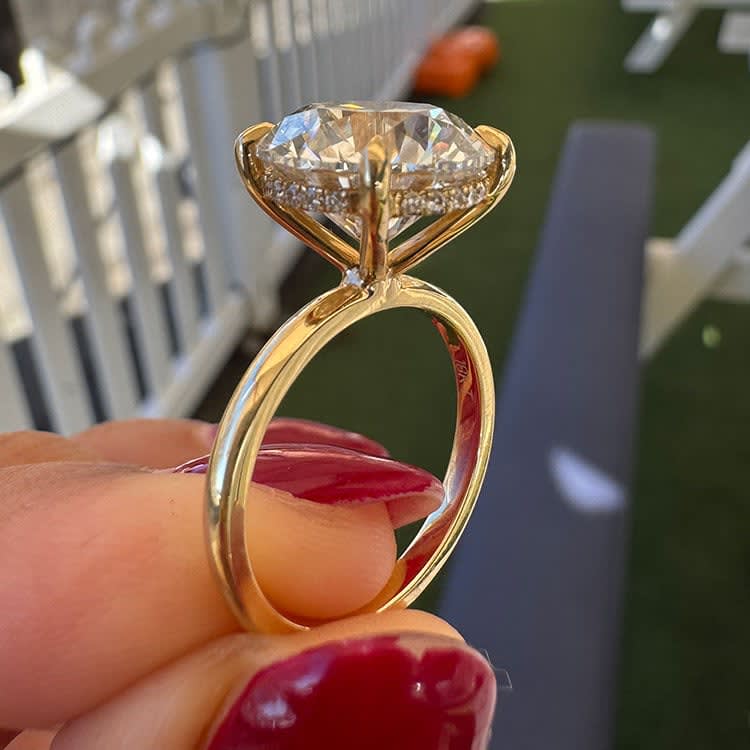 7 carat round diamond on a gold band
