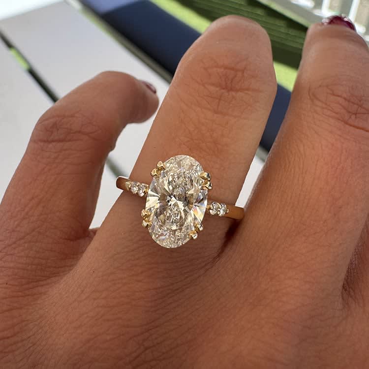 Cvd lab Oval on a gold band