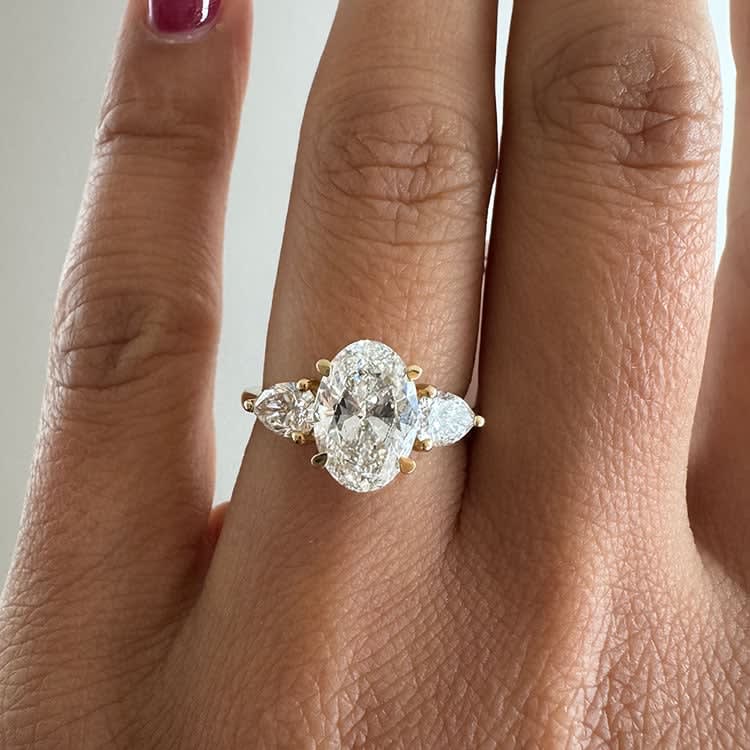 18k Yellow gold oval diamond