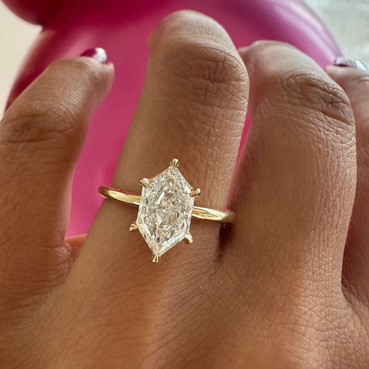 Engagement ring set with Dutch marquise