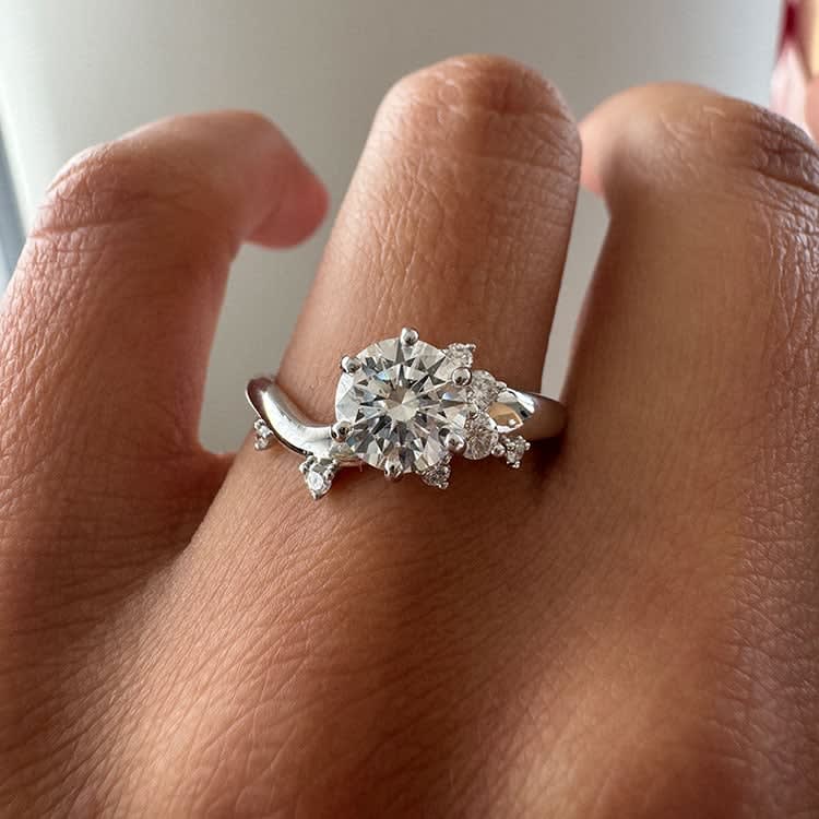 Round diamond on a curve band