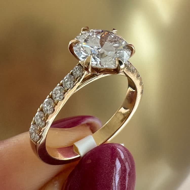 Round diamond with diamond band