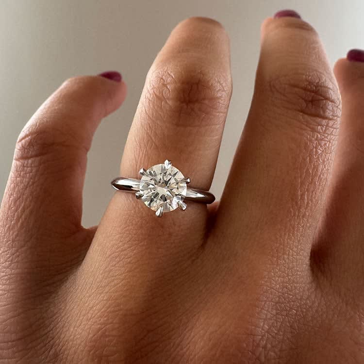 Round diamond on a knife edge band