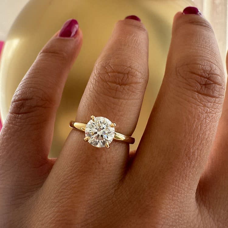 4 prong round diamond on gold band