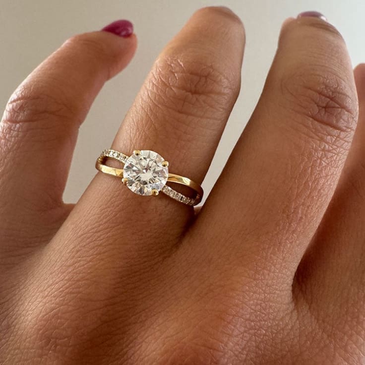 Round diamond on infinity band