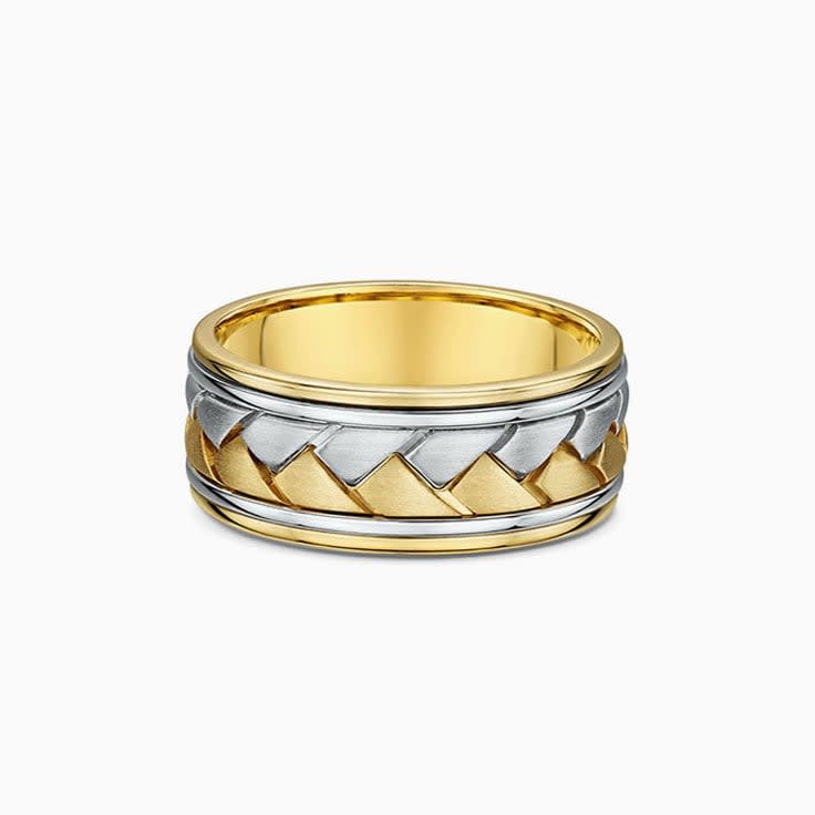 Mens pattern ring in 9k yellow