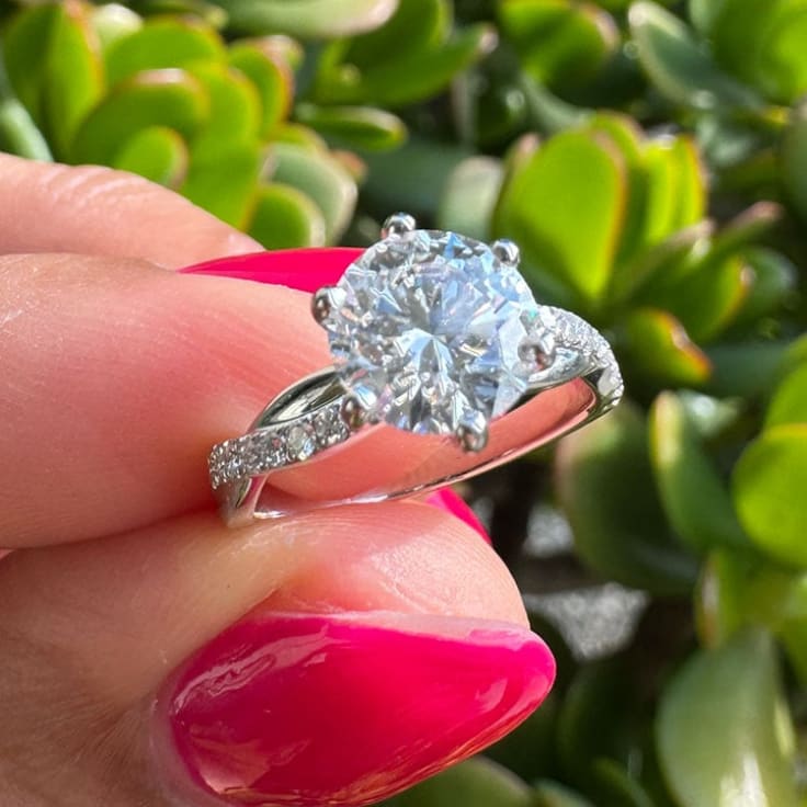 Round brilliant set on 6 prongs on a twisted band