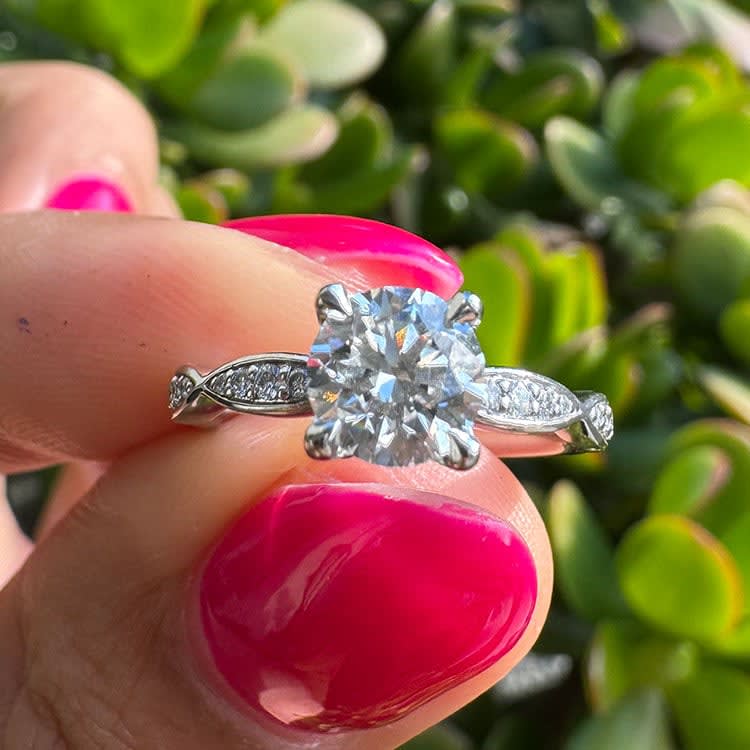 1ct D VVS2 round diamond ring