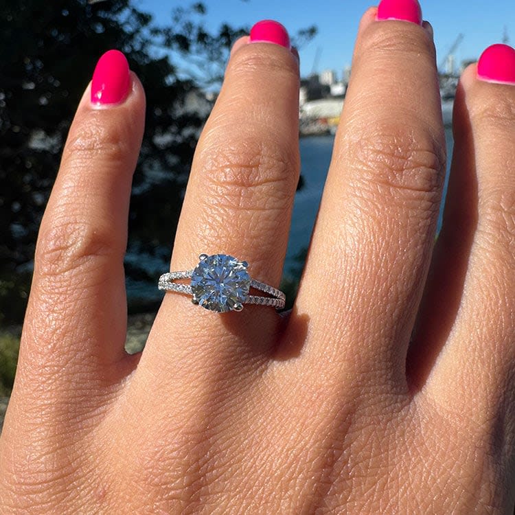 D VVS1 round diamond on a split band