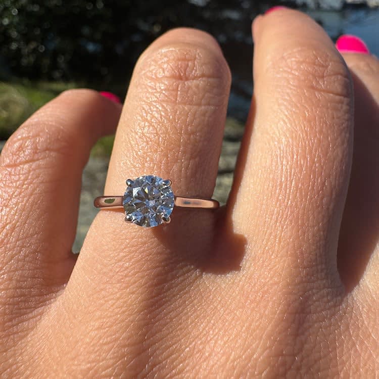 Classic round diamond ring with 1 carat