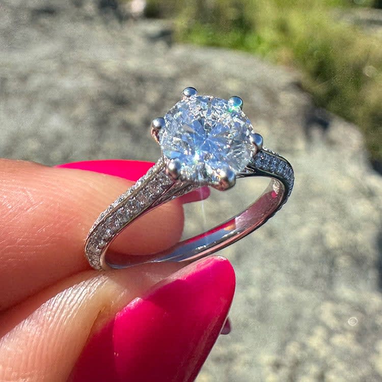 Round diamond on a knife edge diamond band