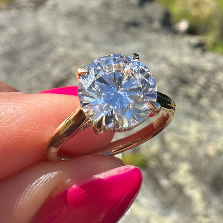 Round diamond with hidden halo in 18k yellow gold