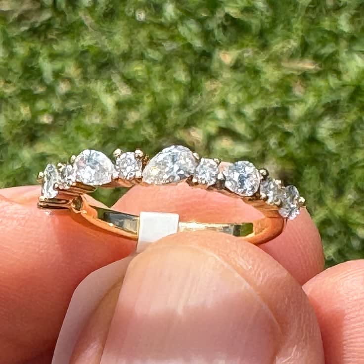 Round Diamond With Pear Diamond Band Yellow gold