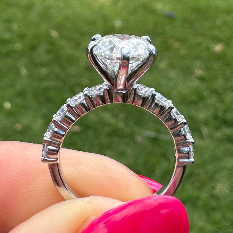 2carat round diamond in 6prong