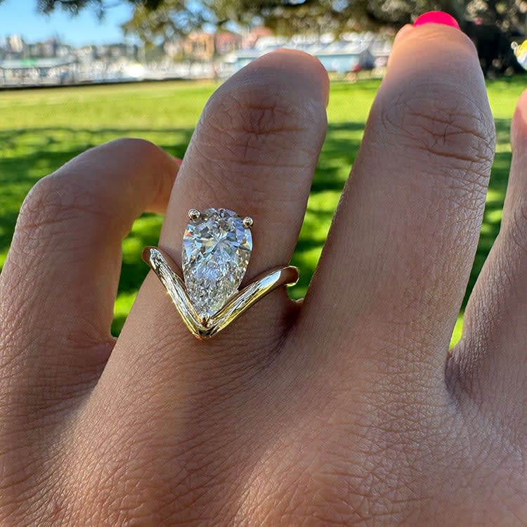 D VVS2 pear diamond on a gold band