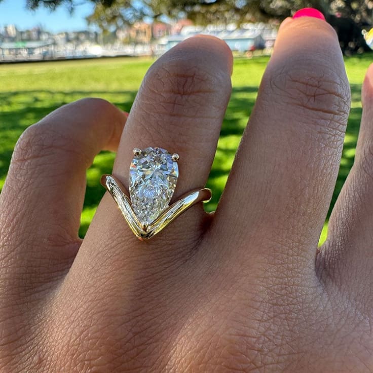 D VVS2 pear diamond on a gold band