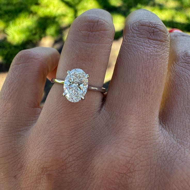 White gold oval ring set with 2 carat