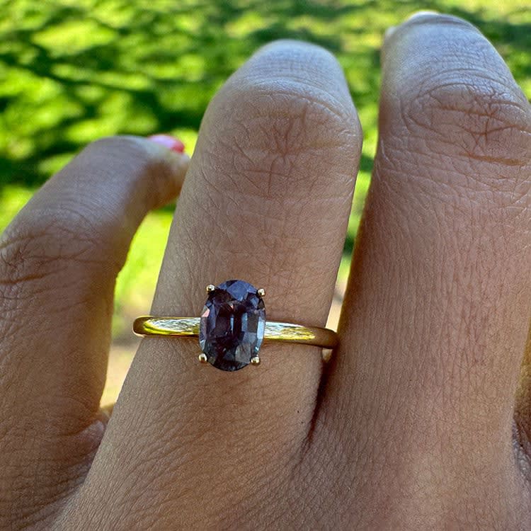 Lab alexandrite on a gold band 18k yellow