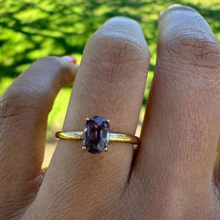 Lab alexandrite on a gold band 18k yellow