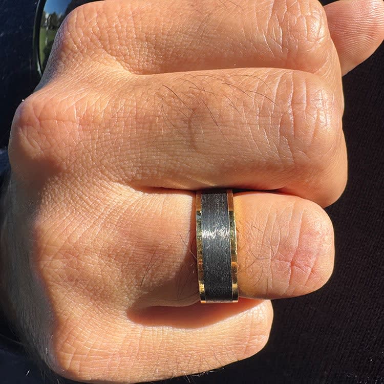 Flat gold ring with carbon fibre