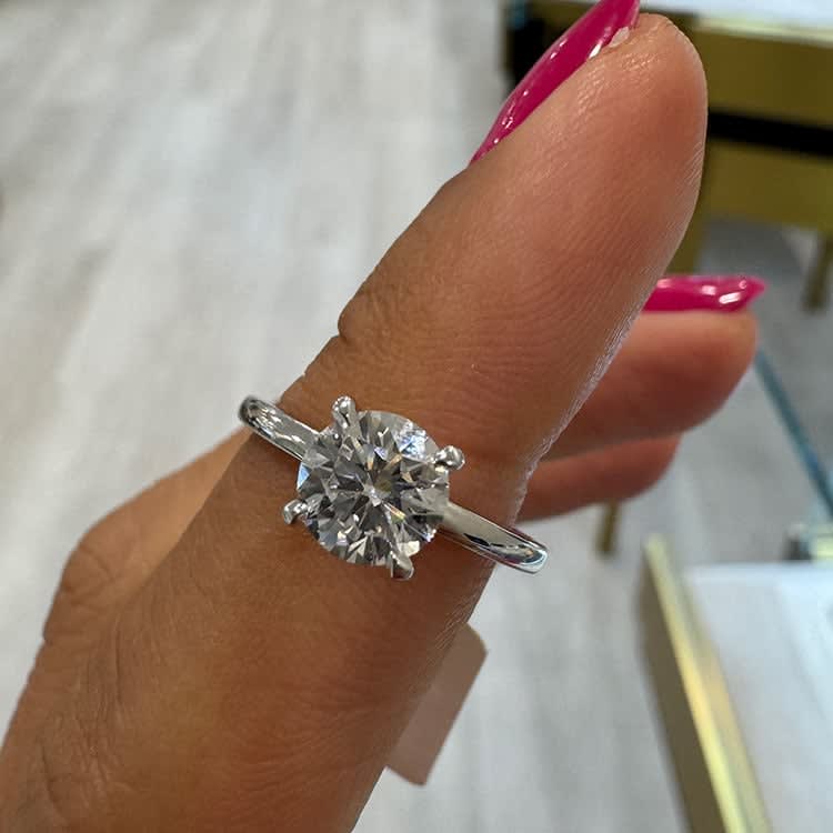 1ct round lab diamond set in white gold